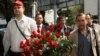 Российский оппозиционный политик Александр Батов (слева) и правозащитник Лев Пономарев идут возлагать цветы к памятнику Абаю. Алматы, 19 мая 2012 года.
