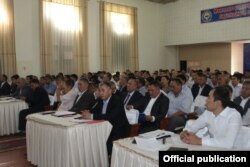 Участники собрания в Баткенской области с участием Дуйшенбека Зилалиева.