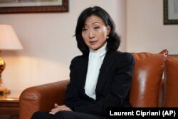Grace Meng, Meng Hongwei volt Interpol-elnök felesége interjút ad az AP hírügynökségnek a franciaországi Lyonban 2021. november 16-án