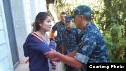Афроди амниятӣ монеи аз хона берун рафтани Гулнора Каримова мешаванд. Акс аз Раян Локсли аз 16 сентябри соли 2014