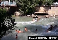 Gyrgyzystan, Oş. Görülmedik yssyda ýaşlar suwa düşýärler.