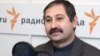 Expertul militar și comentatorul Alexandr Golț în studioul Radio Libertatea