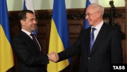 Прем’єр-міністр України Микола Азаров (праворуч) і глава російського уряду Дмитро Медведєв, листопад 2012 року
