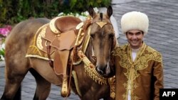 Türkmenistanyň prezidenti G.Berdimuhamedow Beghan atly at bilen. Aşgabat, 23-nji aprel, 2016.