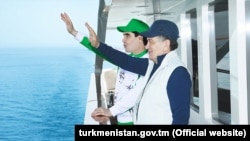 Türkmen we özbek prezidentleri Hazar deňzinde gämili gezim edýärler. Arhiw suraty