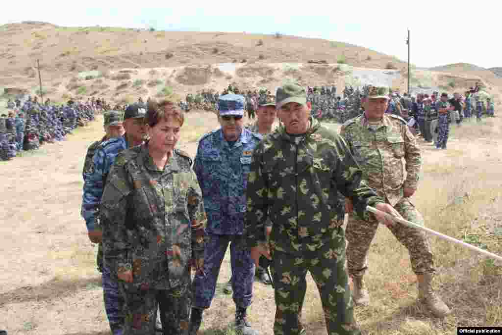 Жөө жүрүшкө катышкан өкмөттүн Жалал-Абад облусундагы өкүлү Жумагүл Эгембердиева облустагы күч түзүмдөрүнүн жетекчилери менен. 