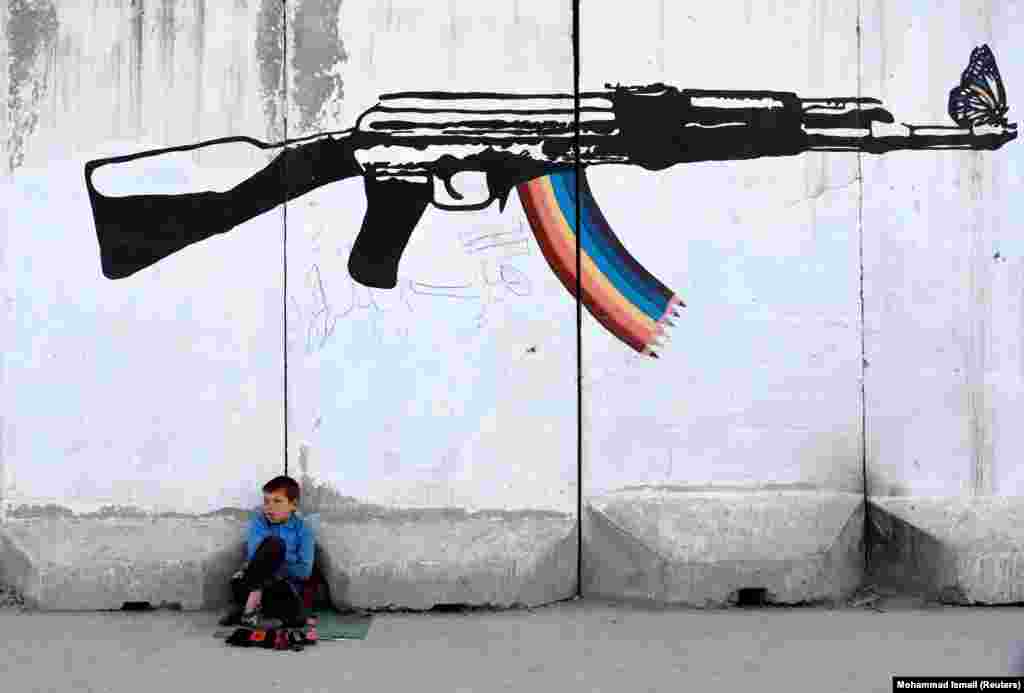 Micul lustragiu din Kabul. (Reuters/Mohammad Ismail)