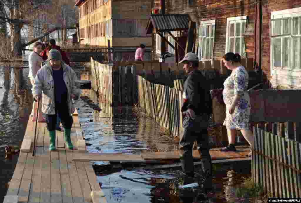 В поселок приезжали сотрудники МЧС и работники городской администрации, которые заверили, что помогут жителям.