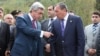 Президент Армении Серж Саргсян (слева) беседует ч губернатором Сюника Суреном Хачатряном (справа)