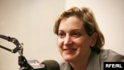 Anne Applebaum în studioul Europei Libere la Praga în 2008