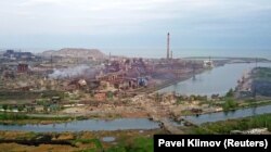Металлургический комбинат «Азовсталь» в Мариуполе, в котором держали оборону украинские бойцы и по которому российские военные наносили постоянные авиационные и артиллерийские удары. 5 мая 2022 года