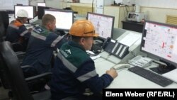 Работники доменного цеха компании "АрселорМиттал Темиртау" за пультом управления.