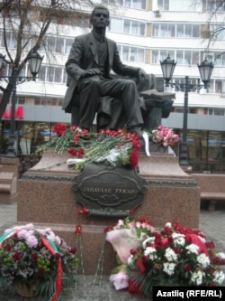 Тукай һәйкәле чәчәккә күмелеп калды