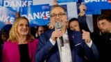 Azatlyk Partiýasynyň lideri Herbert Kikl 29-njy sentýabrda Wenada goldawçylaryna ýüzlenýär.