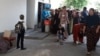 Aşgabadyň döwlet dükanynda adamlar nobata durup, çäkli mukdarda şeker satyn alýar. Maý, 2019-nji ýyl.
