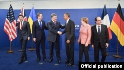 Групове фото учасників зустрічі (зліва направо): прем’єр-міністр Італії Маттео Ренці, прем’єр-міністр Великої Британії Дейвід Камерон, президент України Петро Порошенко, президент США Барак Обама, канцлер Німеччини Анґела Меркель, президент Франції Франсуа Олланд, Варшава, 9 липня 2016 року