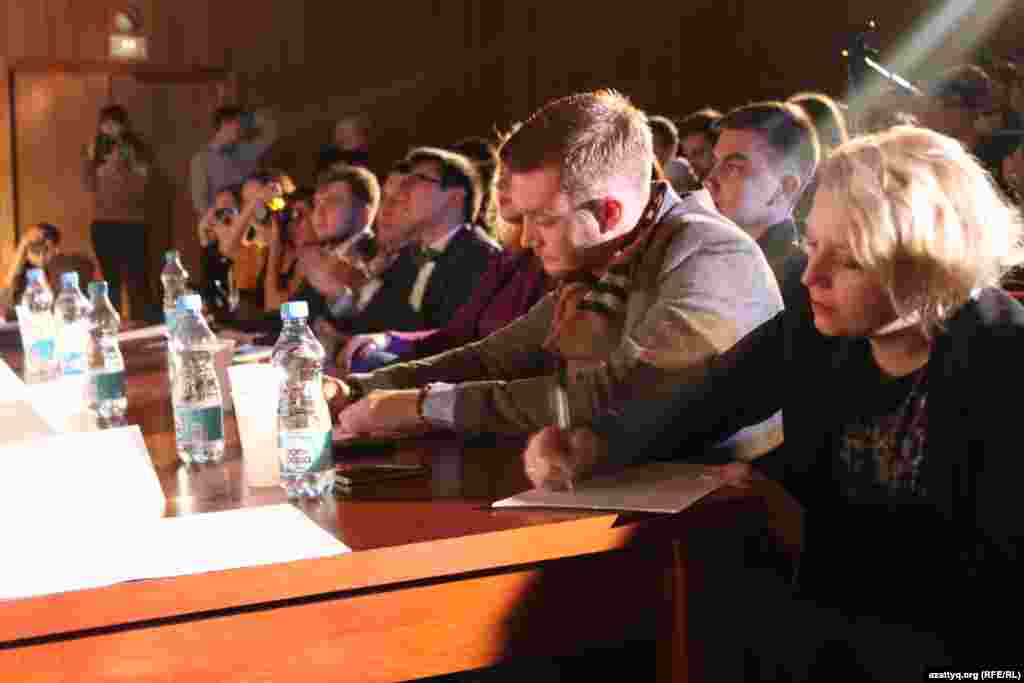 Қазақстандық студент жастар өнерін бағалаған қазылар алқасының құрамында «Тарлан» ұйымы төрағасы Әлихан Кәрібхан, би студиясын ашқан Дарья Гусова, Go жастар ұйымы төрағасы Алижон Арибов және Smartavia компаниясының өкілі Наталья Шало болды.