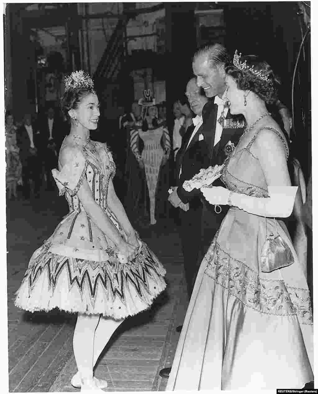 A királyi pár Margot Fonteyn balerinával beszélget 1958-ban.