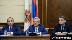 Նախագահ Սերժ Սարգսյանը ներկայացնում է նոր վարչապետ Հովիկ Աբրահամյանին: Աջից հեռացող վարչապետ Տիգրան Սարգսյանն է: 13-ը ապրիլի, 2014 թ․