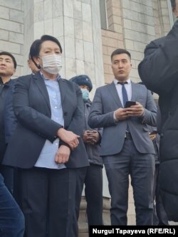 Нуржан Шайлдабекова перед митингующими у здания ЦИК.