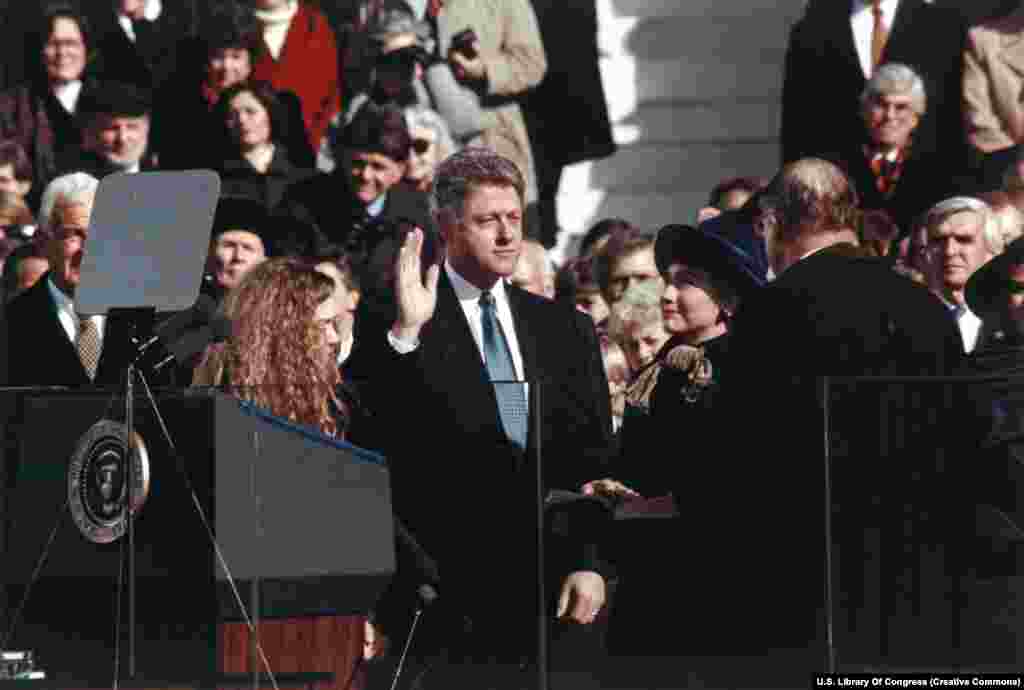 Bill Klinton 1993-nji ýylyň 20-nji ýanwarynda kasam kabul edýär. Onuň gapdalynda aýaly Hillary we gyzy Çelsi durlar. Klinton iki prezidentlik möhletine gulluk etdi. Täze prezidentler "prezidentiň wezipesini sap ýürek bilen dolandyrjakdygyna" söz bermeli hem-de "Birleşen Ştatlary gorap saklamaga we Konstitusiýany goramaga" hökman wada bermeli. 