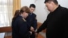 Полицейские снимают наручники с Аскара Молдашева в зале Бостандыкского районного суда. Алматы, 1 марта 2013 года. 