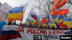 Участники антивоенного марша в Москве. 15 марта 2014 года.