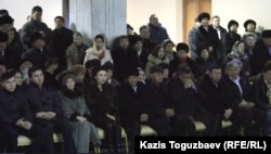 Merhum akademik Muhtar Aliýew bilen hoşlaşyk. Aýsultan Nazarbaýew (çepden birinji), Nurali Aliýew (çepden ikinji). Almaty, 2015-nji ýylyň 13-nji ýanwary.