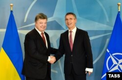 Президент України Петро Порошенко (ліворуч) та генеральний секретар НАТО Єнс Столтенберґ у штаб-квартирі НАТО у Брюсселі. 17 грудня 2015 року