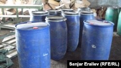 Суюктук түрүндөгү химиялык заттар ушул идиштерде сакталган.