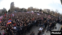 Armenia - Opposition supporters rally in Yerevan's Liberty Square, 1Mar2014.