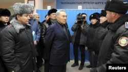 Нурсултан Назарбаев, президент Казахстана во время встречи с полицейскими в Жанаозене, 22 декабря 2011 года.