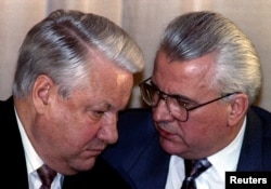 Президент Росії Борис Єльцин слухає президента України Леоніда Кравчука. Мінськ, 16 квітня 1993 року