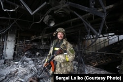 Український військовослужбовець у Донецькому аеропорті. Жовтень 2014 року (Фото: Сергій Лойко)