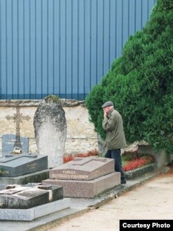А.М. Пятигорский у могилы Георгия Гурджиева в Авоне Сейн-Мар, 2002 г. Фото - Улдис Тиронс