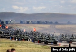 Китайские танки во время военных учений на полигоне «Цугол», примерно в 250 километрах к юго-востоку от города Чита во время военных учений Восток-2018 в Восточной Сибири. Россия, 13 сентября 2018 года