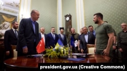 На переднем плане: Президент Украины Владимир Зеленский (справа) и Президент Турции Тайип Эрдоган. Львов, 18 августа 2022 г.