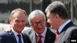 European Council President Donald Tusk (left), EU Commission President Jean-Claude Juncker (center), and Ukrainian President Petro Poroshenko in Kyiv in April.