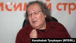 Театральный режиссер и оппозиционный политик Болат Атабаев во время онлайн-конференции на Азаттыке. Алматы, 13 июня 2012 года.