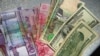 Diňle: Lebapda dollar satýanlara gözegçilik güýçlendi