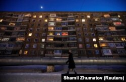 Ақсудағы Совет одағы кезінде салынған көпқабатты үйлердің бірі. 22 наурыз 2018 жыл.