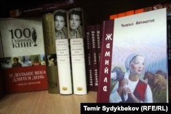 Полки книжного магазина