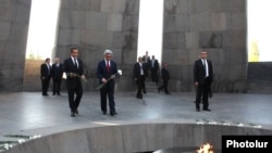 Armenia - French President Nicolas Sarkozy and his Armenian counterpart Serzh Sarkisian lay flowers at the Armenian Genocide Memorial in Yerevan, 06Oct2011.