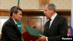 Türkmenistanyň daşary işler ministri Raşid Meredow bilen Russiýa Federasiýasynyň daşary işler ministri Sergeý Lawrow gepleşikler wagtynda. Arhiw suraty