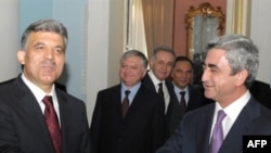 Armenia -- Presidents Gul (L) and Sarkisian in Yerevan, 06Sep2008
