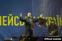 Виступ «Кому вниз» на Євромайдані в Києві, 12 грудня 2013 року