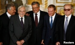 Bronisław Komorowski frissen beiktatott lengyel elnök (középen) fogadja Aleksander Kwaśniewski volt elnök (b), Tadeusz Mazowiecki volt miniszterelnök (b2), Donald Tusk miniszterelnök (j2) és Wojciech Jaruzelski volt elnök gratulációját, miután átvette az elnöki hivatalt a varsói királyi kastélyban 2010. augusztus 6-án