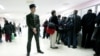 Aşgabat halkara aeroportunda howpsuzlyk işgäri we ýolagçylar (Illýustrasiýa suraty)