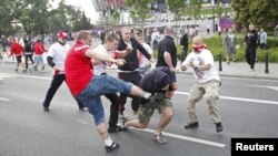 Польша мен Ресей жанкүйерлерінің төбелесі. Варшава, 12 маусым 2012 жыл.