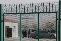 Artuşdaky «täzeden terbiýeleniş lageriniň» çägine girilýän ýer. Şinjiang.